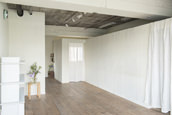東京蔵前の白壁と古材の床に囲まれた一人暮らしの生活シーンの撮影向きの部屋