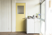 白壁に北欧テイストの黄色いドアのある東京都内の撮影スタジオ