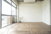 白壁と板張りの床に囲まれた自然光で明るい東京の撮影スタジオ